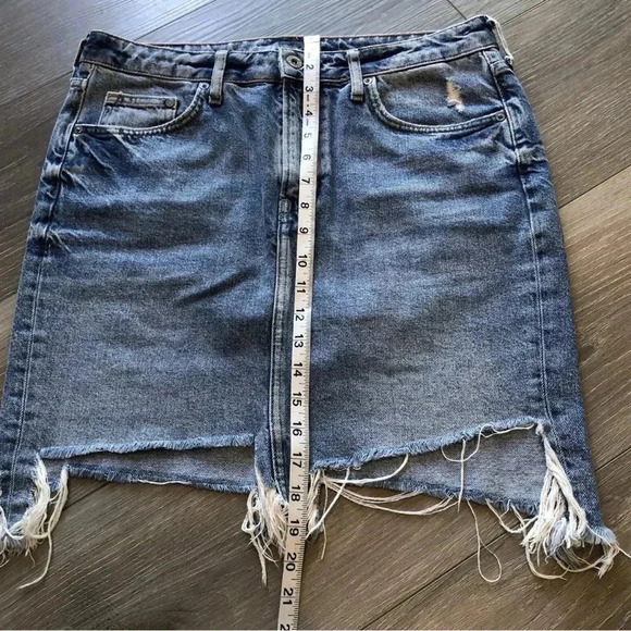 H&M Divided Distressed Jean Denim Raw Hem Skirt Womens Size 10 - Picture 6 of 7